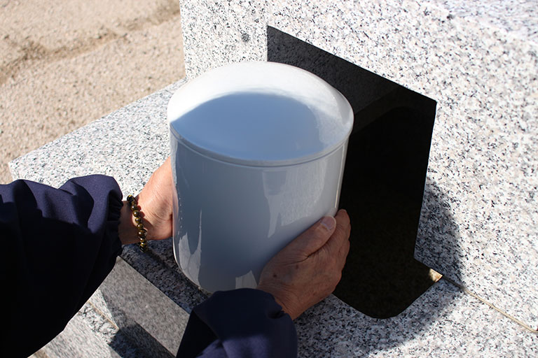 MOJIHORUのサービス1＿納骨立ち合い